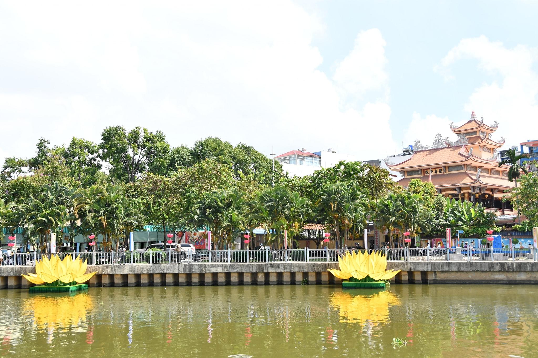 Sắc hoa trong tháng Tư an lành - Ảnh: QÂTV