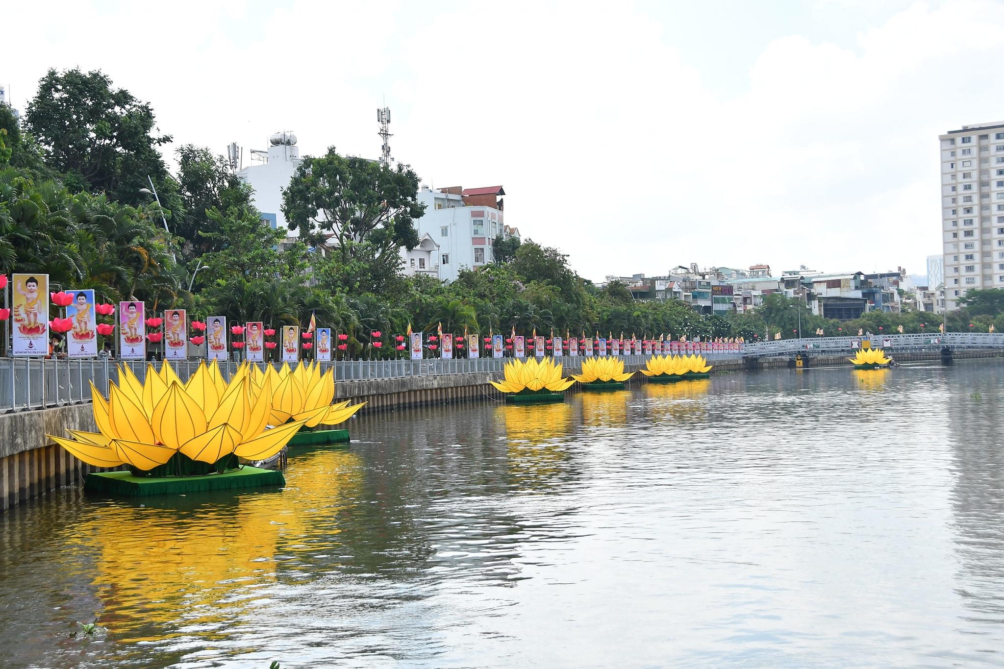 Điểm nhấn thú vị trên dòng sông Nhiêu Lộc - Ảnh: QÂTV
