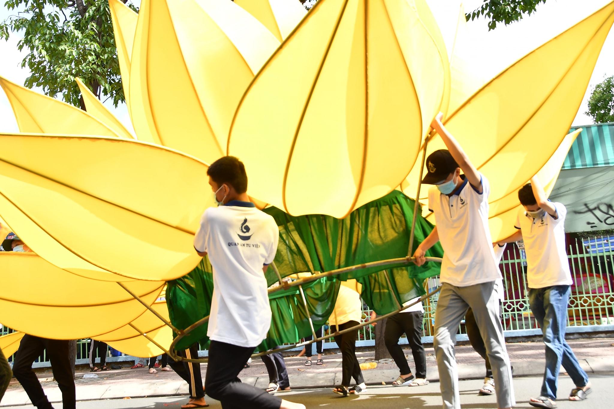 Nhiều bàn tay của sức trẻ góp phần tạo nên không khí Đại lễ Phật đản - Ảnh: QÂTV