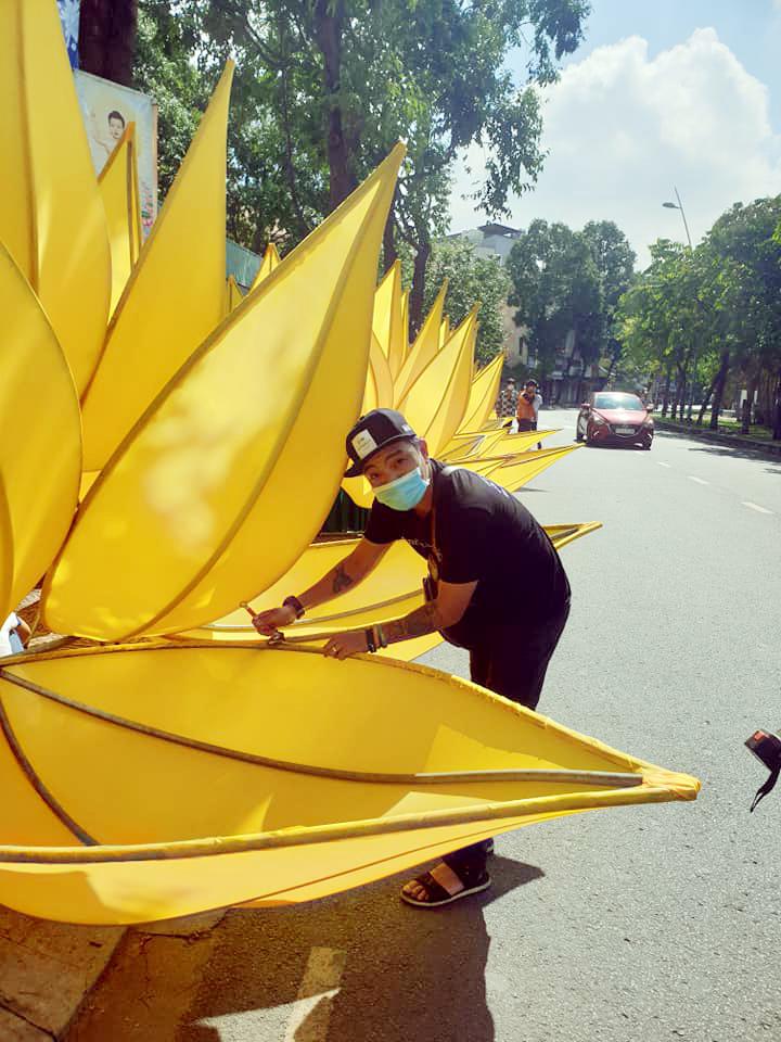 Phật tử chuẩn bị hạ thủy hoa sen xuống dòng kênh xanh Nhiêu Lộc - Ảnh: Hoa Lê