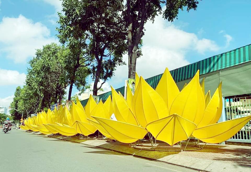 Mỗi năm, Quan Âm tu viện thiết kế mỗi màu cho hoa sen Kính mừng Phật đản - Ảnh: Hoa Lê