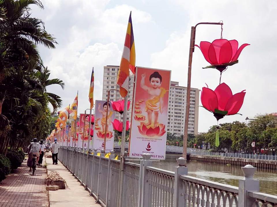 Lối đi bộ bên bờ Nhiêu Lộc hân hoan Kính mừng Phật đản - Ảnh: QÂTV
