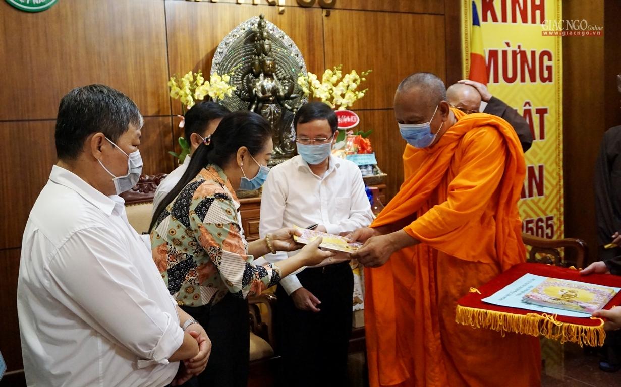 Hòa thượng Danh Lung tặng Báo Giác Ngộ - ấn phẩm đặc biệt Kính mừng Phật đản Hòa thượng Danh Lung tặng Báo Giác Ngộ - ấn phẩm đặc biệt Kính mừng Phật đản