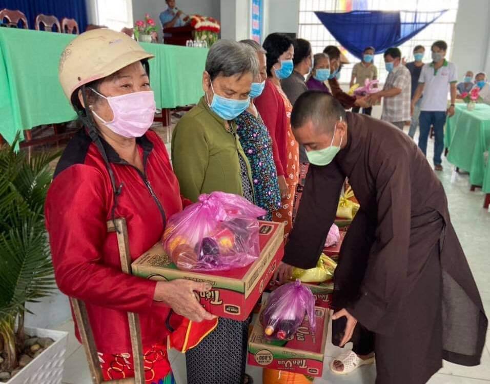 Trao quà đến các hộ nghèo, người khuyết tật neo đơn ở phường An Bình B Trao quà đến các hộ nghèo, người khuyết tật neo đơn ở phường An Bình B