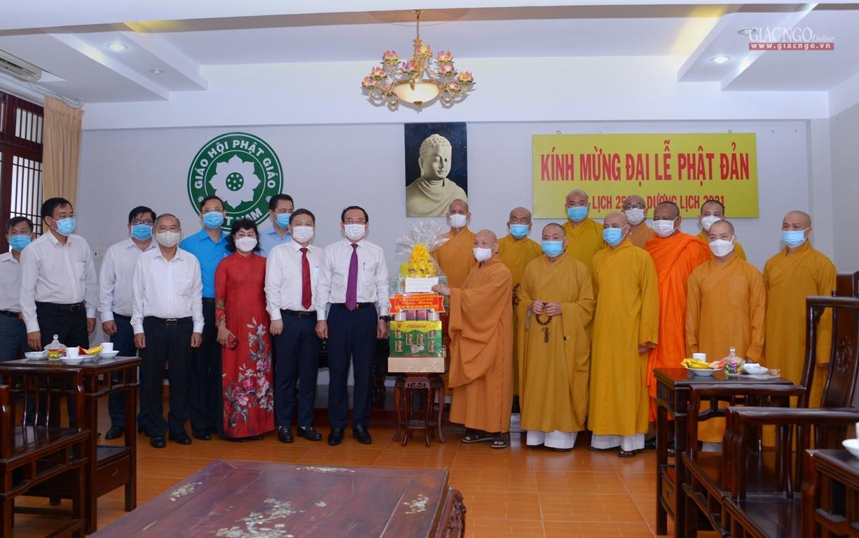 Ông Nguyễn Văn Nên tặng quà chúc mừng Phật đản đến chư tôn đức Hội đồng Trị sự Ông Nguyễn Văn Nên tặng quà chúc mừng Phật đản đến chư tôn đức Hội đồng Trị sự