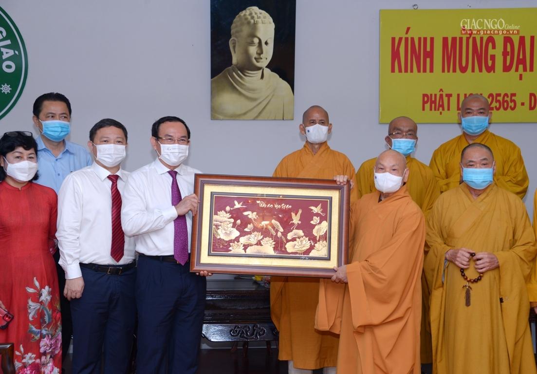 Hòa thượng Chủ tịch Hội đồng Trị sự tặng quà lưu niệm đến Bí thư Thành ủy Nguyễn Văn Nên Hòa thượng Chủ tịch Hội đồng Trị sự tặng quà lưu niệm đến Bí thư Thành ủy Nguyễn Văn Nên