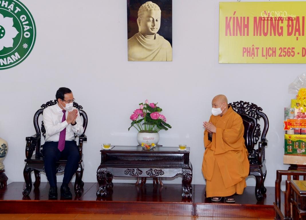 Bí thư Thành ủy Nguyễn Văn Nên chúc mừng Đại lễ Phật đản đến Hòa thượng Thích Thiện Nhơn Bí thư Thành ủy Nguyễn Văn Nên chúc mừng Đại lễ Phật đản đến Hòa thượng Thích Thiện Nhơn