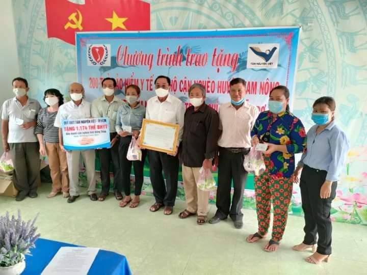 Hội Chữ thập đỏ huyện Tam Nông trao tặng thẻ bảo hiểm y tế đến hộ cận nghèo