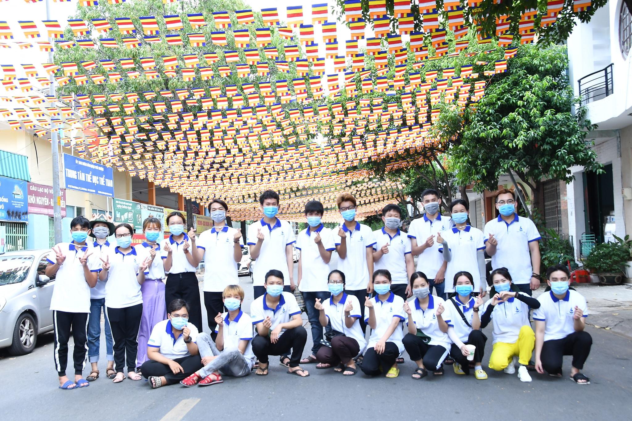 Các bạn tập trung nhặt rác tuân thủ các biện pháp phòng chống Covid-19 Các bạn tập trung nhặt rác tuân thủ các biện pháp phòng chống Covid-19