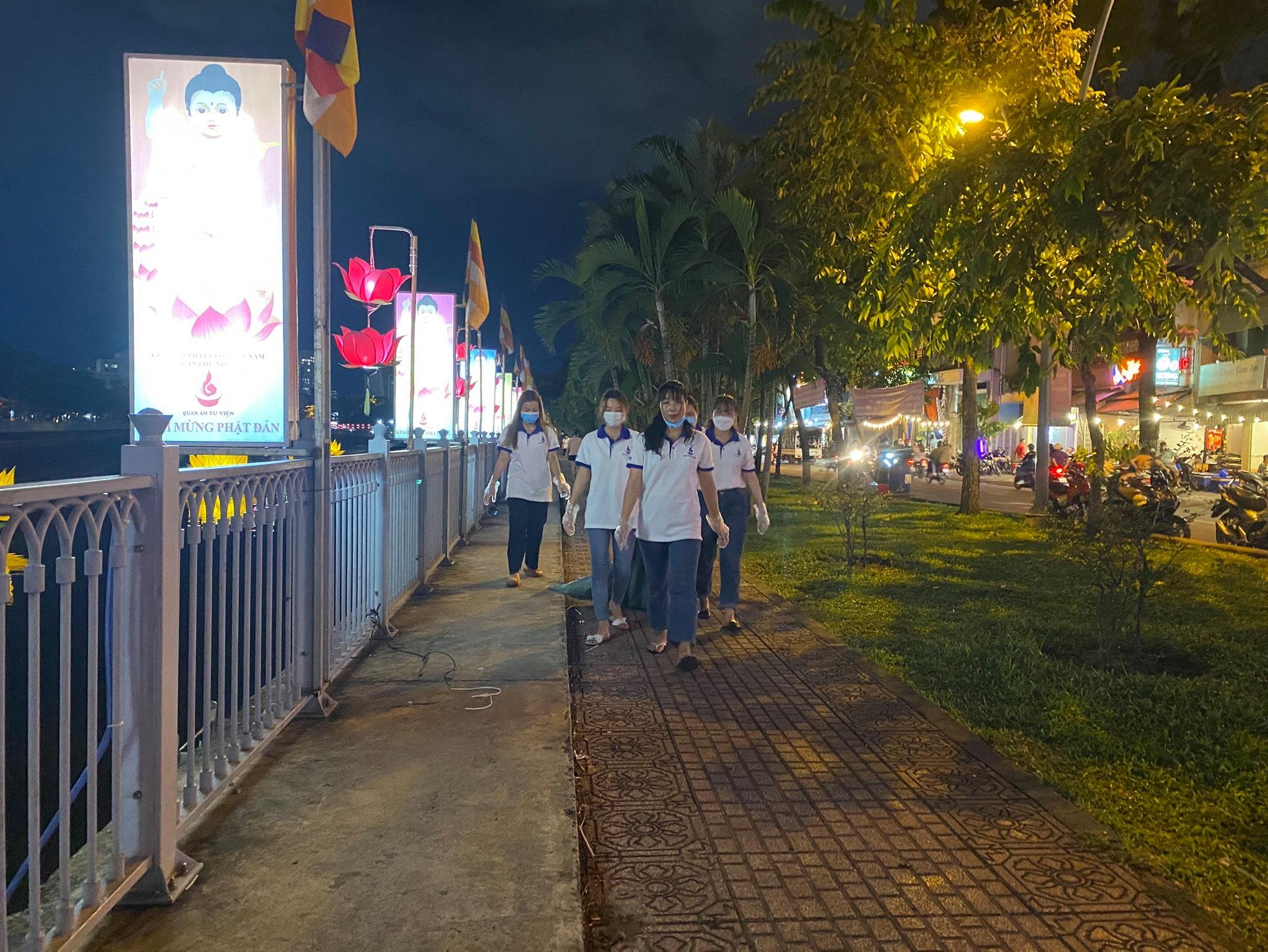 Sau vài giờ, lối đi bộ được sạch đẹp, trả lại không gian thông thoáng Sau vài giờ, lối đi bộ được sạch đẹp, trả lại không gian thông thoáng