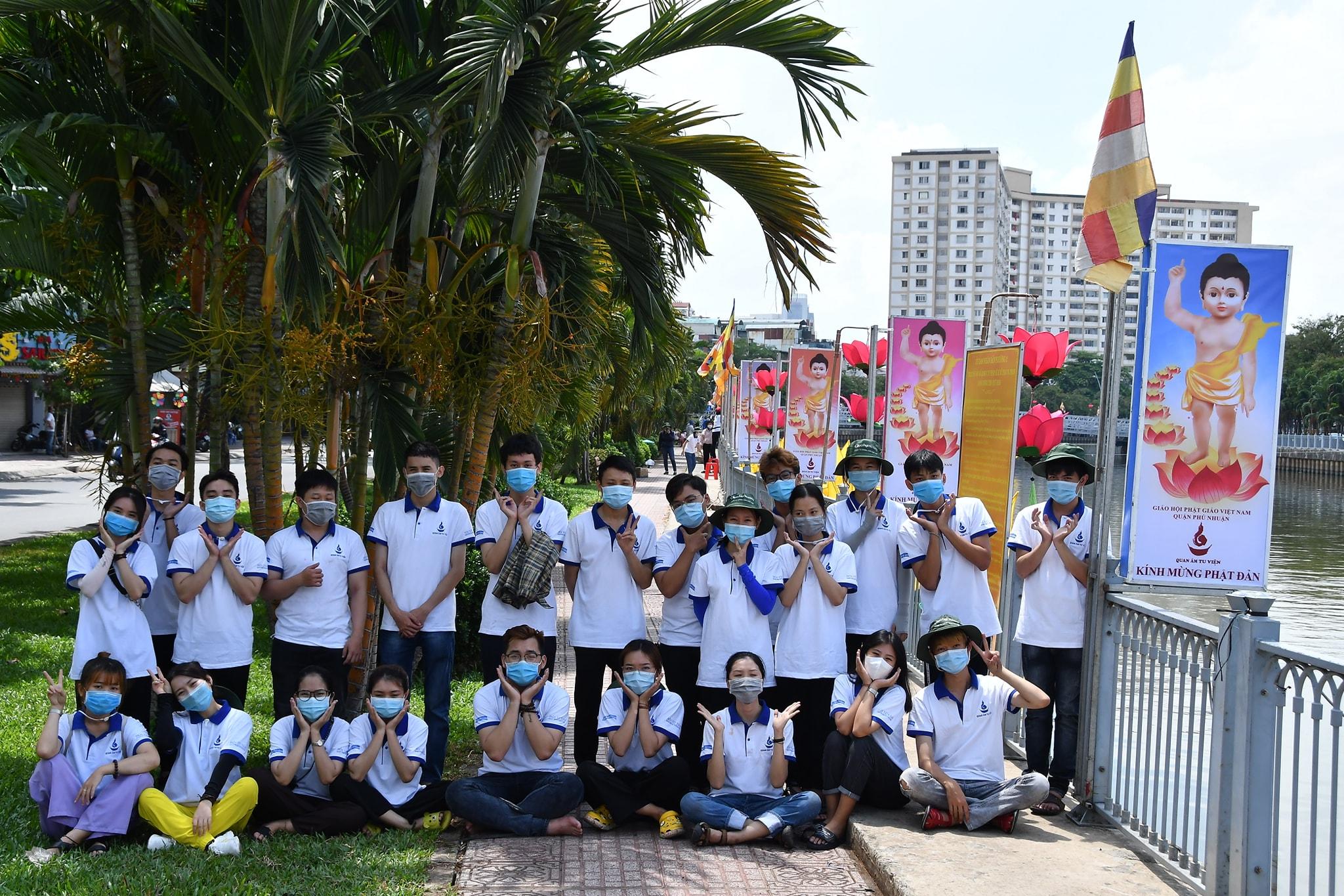 Các Phật tử trẻ tình nguyện nhặt rác, bảo vệ không gian mừng Khánh đản Đức Phật quanh bờ kênh Nhiêu Lộc Các Phật tử trẻ tình nguyện nhặt rác, bảo vệ không gian mừng Khánh đản Đức Phật quanh bờ kênh Nhiêu Lộc