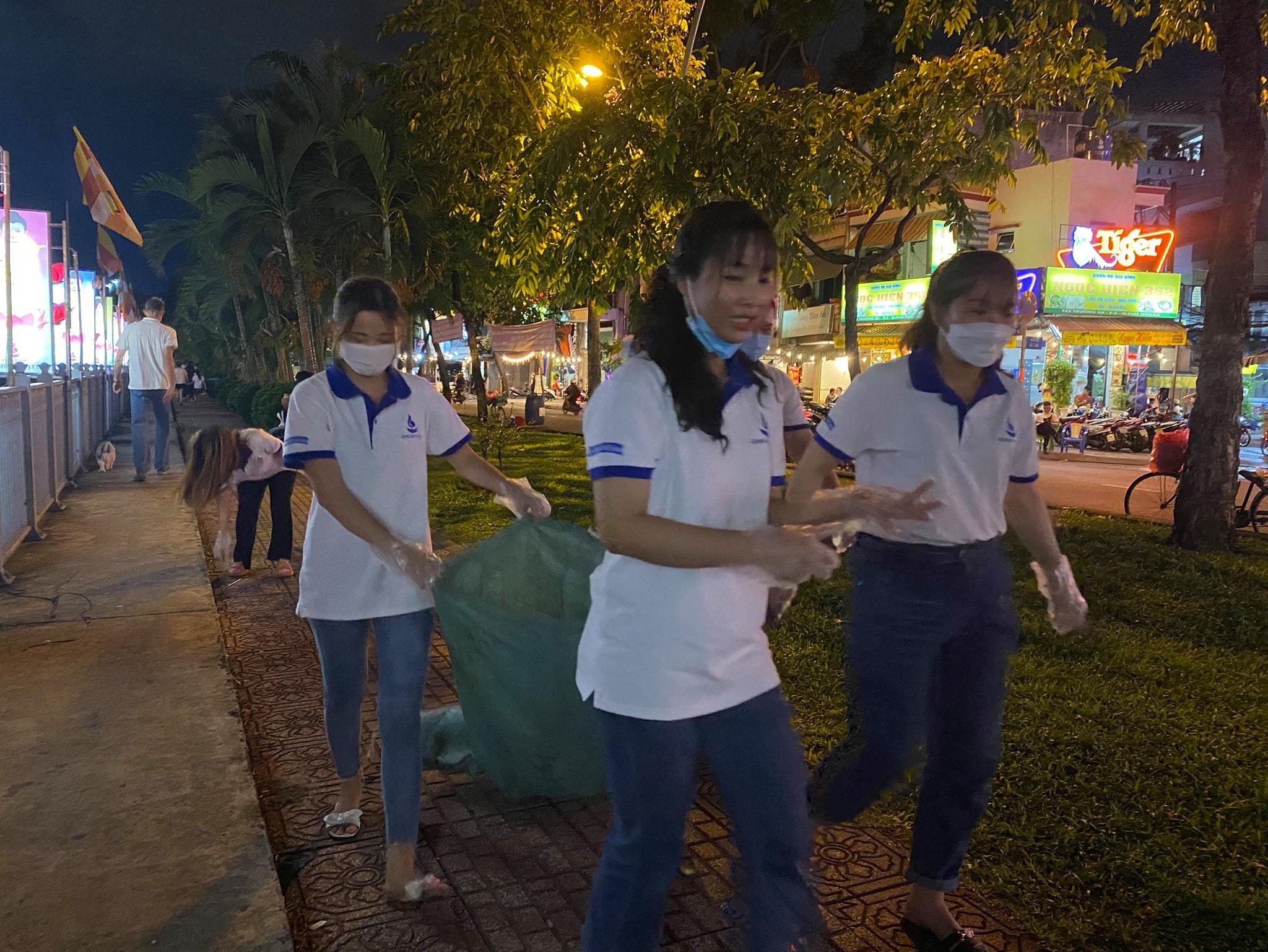 Các bạn trẻ nhặt rác dọc bờ kênh lối đi dành cho người đi bộ Các bạn trẻ nhặt rác dọc bờ kênh lối đi dành cho người đi bộ