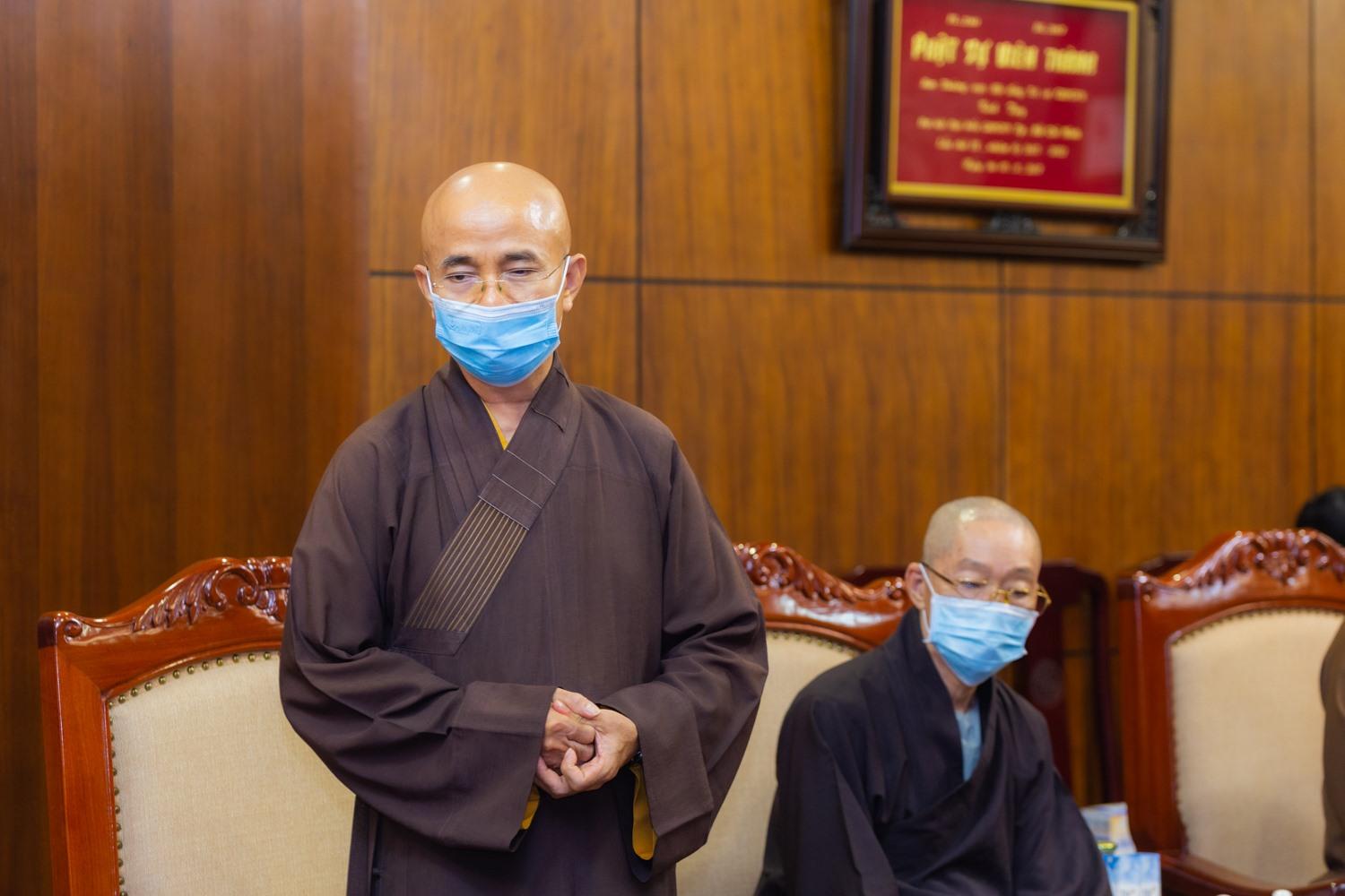 Thượng tọa Thích Thiện Quý cảm ơn lãnh đạo Ban Tôn giáo TP.HCM đến thăm, chúc mừng Phật đản