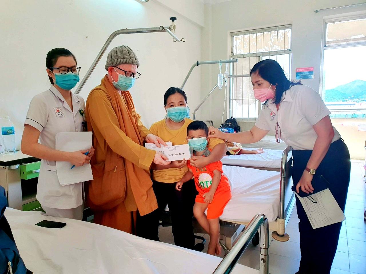 Đại đức Thích Giác Sơn trao tận tay quà cho bệnh nhân Đại đức Thích Giác Sơn trao tận tay quà cho bệnh nhân