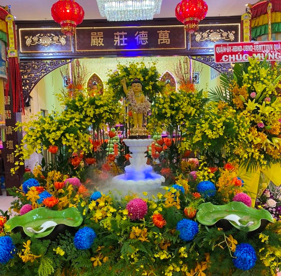 Tôn tượng Đức Phật sơ sinh được thiết trí trang nghiêm tại chùa Long Hoa Tôn tượng Đức Phật sơ sinh được thiết trí trang nghiêm tại chùa Long Hoa