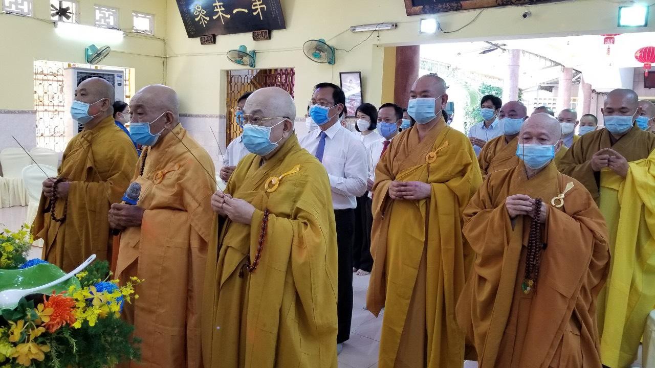 Chư tôn đức niêm hương trong nghi thức Tắm Phật Chư tôn đức niêm hương trong nghi thức Tắm Phật