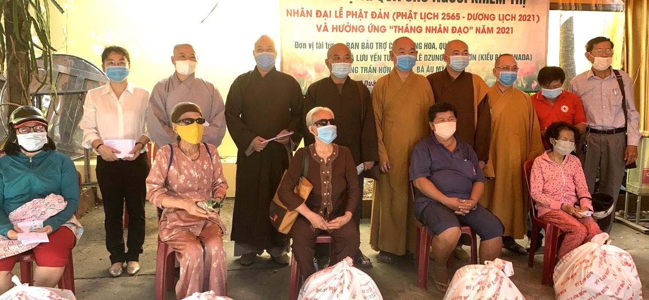 Trao quà chia sẻ với người nghèo Trao quà chia sẻ với người nghèo