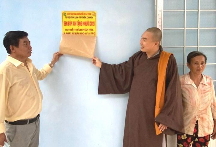 Bàn giao nhà tình thương đến hộ nghèo - Ảnh: T.N Bàn giao nhà tình thương đến hộ nghèo - Ảnh: T.N