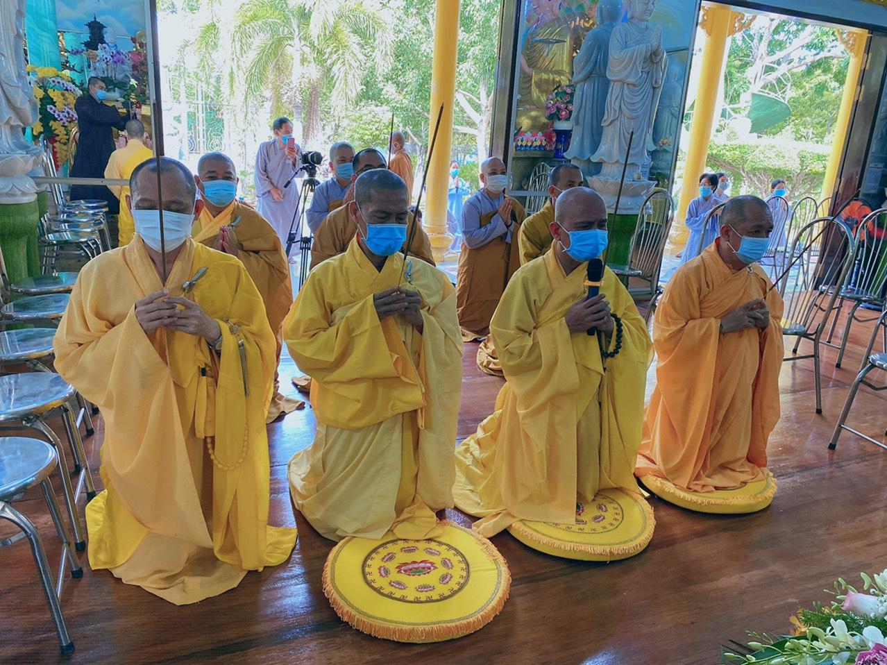 Chư tôn đức niêm hương bạch Phật