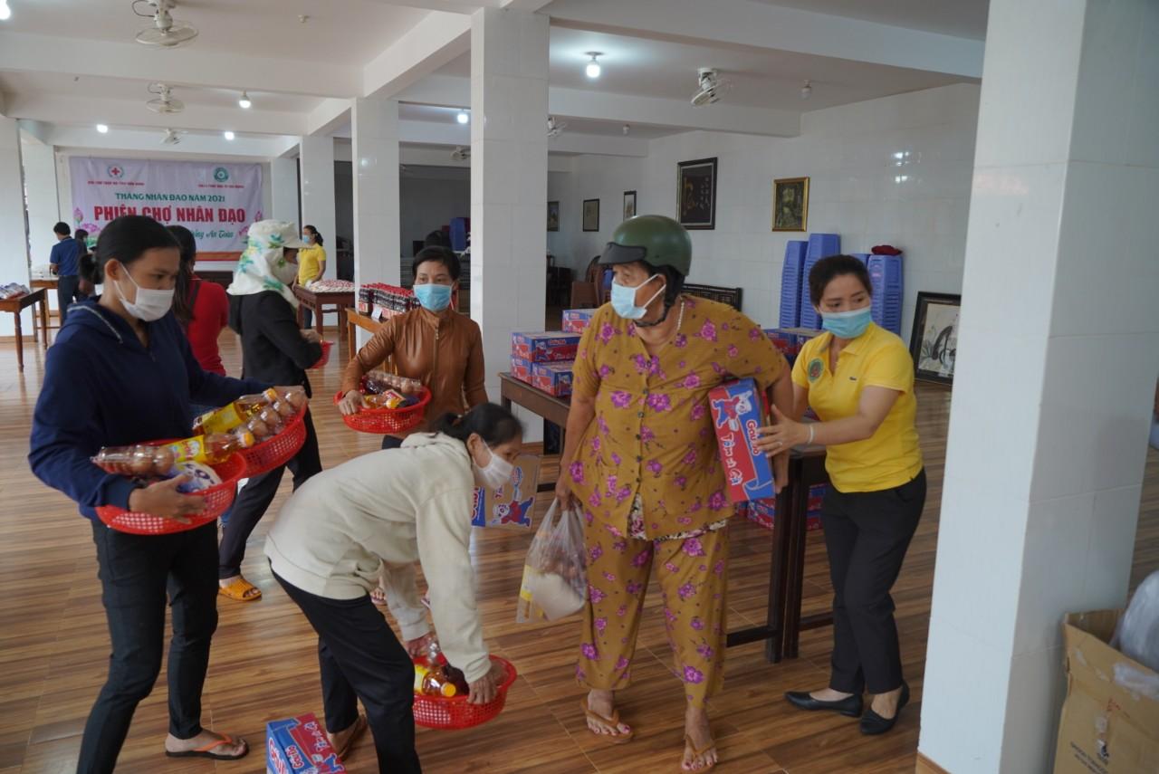 Những hộ nghèo đến phiên chợ 0 đồng - chùa Pháp Hoa chọn quà cần cho gia đình Những hộ nghèo đến phiên chợ 0 đồng - chùa Pháp Hoa chọn quà cần cho gia đình