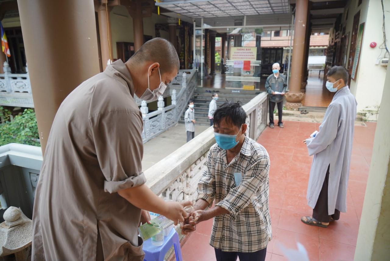 Đến nhận quà người dân phải tuân thủ khuyến cáo 5K Đến nhận quà người dân phải tuân thủ khuyến cáo 5K