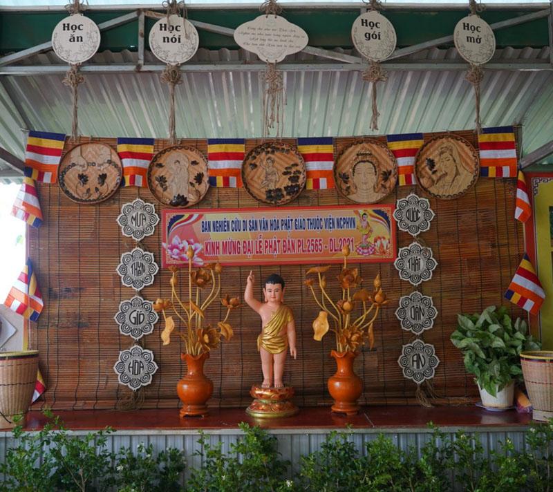 Lễ đài Phật đản được thiết trí với các chất liệu thủ công được triển lãm tại tịnh xá Ngọc Đạt Lễ đài Phật đản được thiết trí với các chất liệu thủ công được triển lãm tại tịnh xá Ngọc Đạt