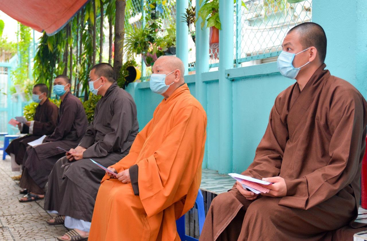 Hòa thượng Chủ tịch Hội đồng Trị sự cùng chư Tăng chùa Minh Đạo chờ đến lượt bỏ phiếu Hòa thượng Chủ tịch Hội đồng Trị sự cùng chư Tăng chùa Minh Đạo chờ đến lượt bỏ phiếu