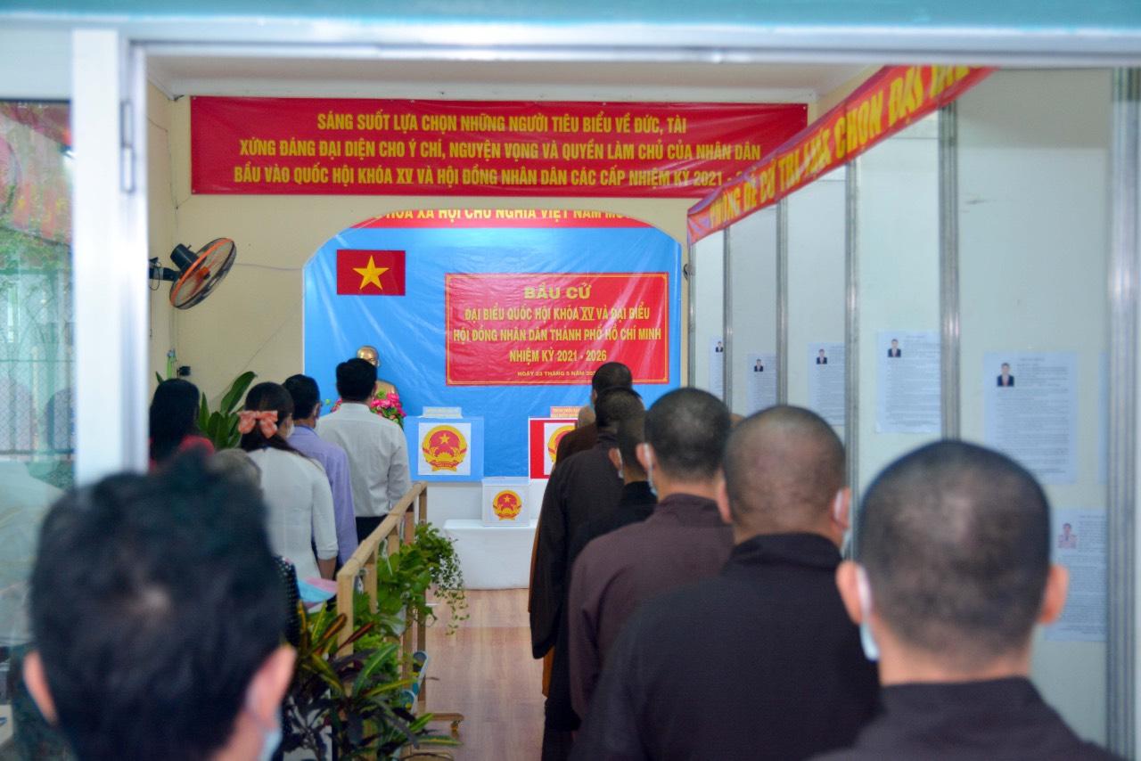 Chư Tăng tham gia ngày hội bầu cử tại điểm bầu cử số 47 Chư Tăng tham gia ngày hội bầu cử tại điểm bầu cử số 47