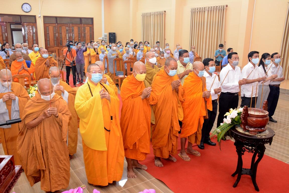 Chư tôn đức và các vị lãnh đạo chính quyền đã niệm hương cúng dường tại Đại lễ Phật đản Chư tôn đức và các vị lãnh đạo chính quyền đã niệm hương cúng dường tại Đại lễ Phật đản