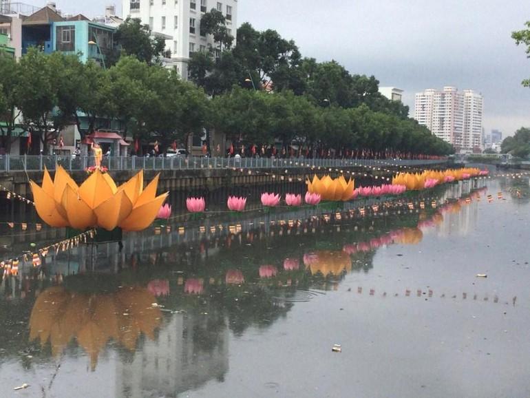 Tôn tượng đản sanh trên hoa sen thiết trí ở dòng kênh Nhiêu Lộc do chùa Giác Uyển thực hiện