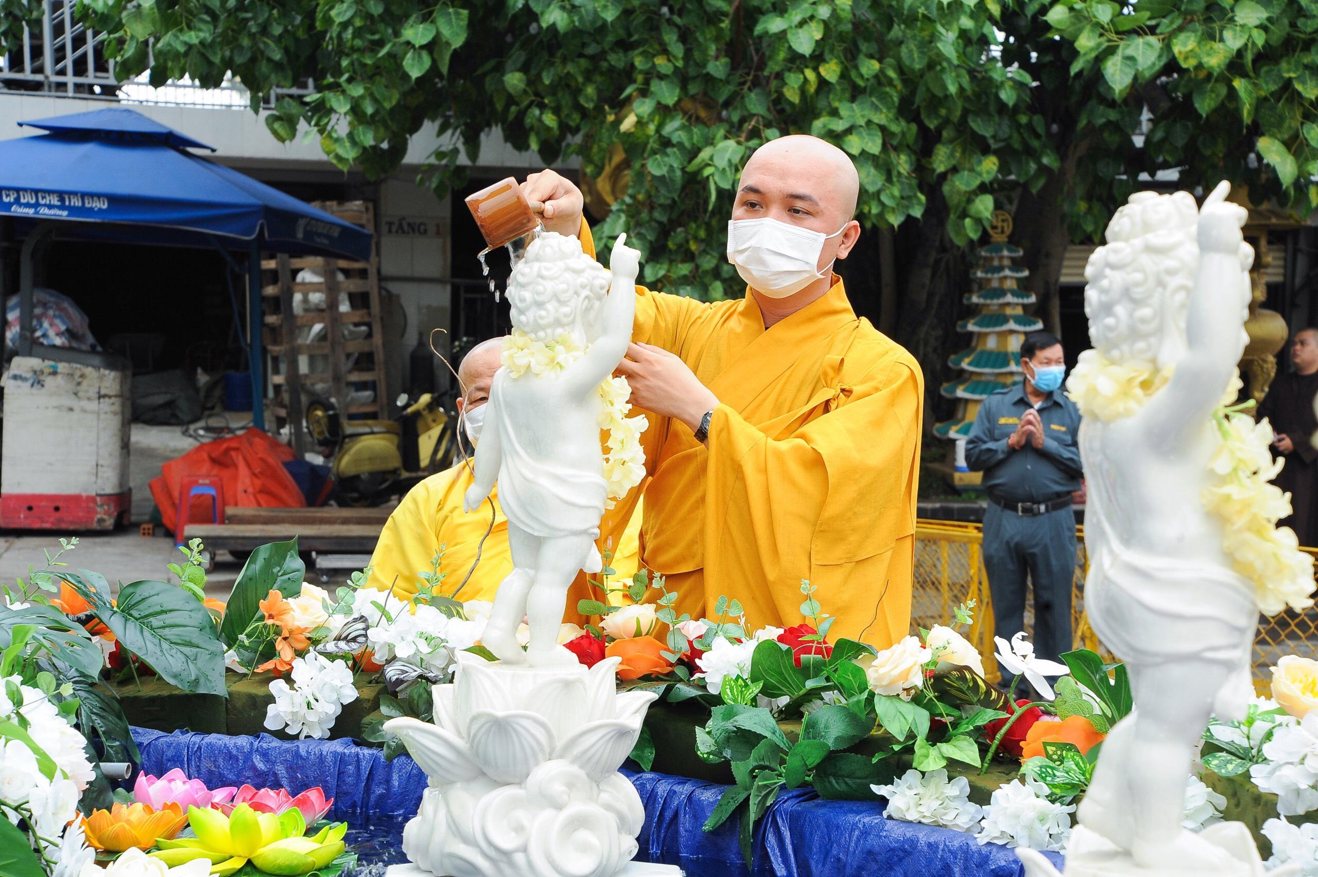 Thực hiện nghi thức Tắm Phật truyền thống Thực hiện nghi thức Tắm Phật truyền thống