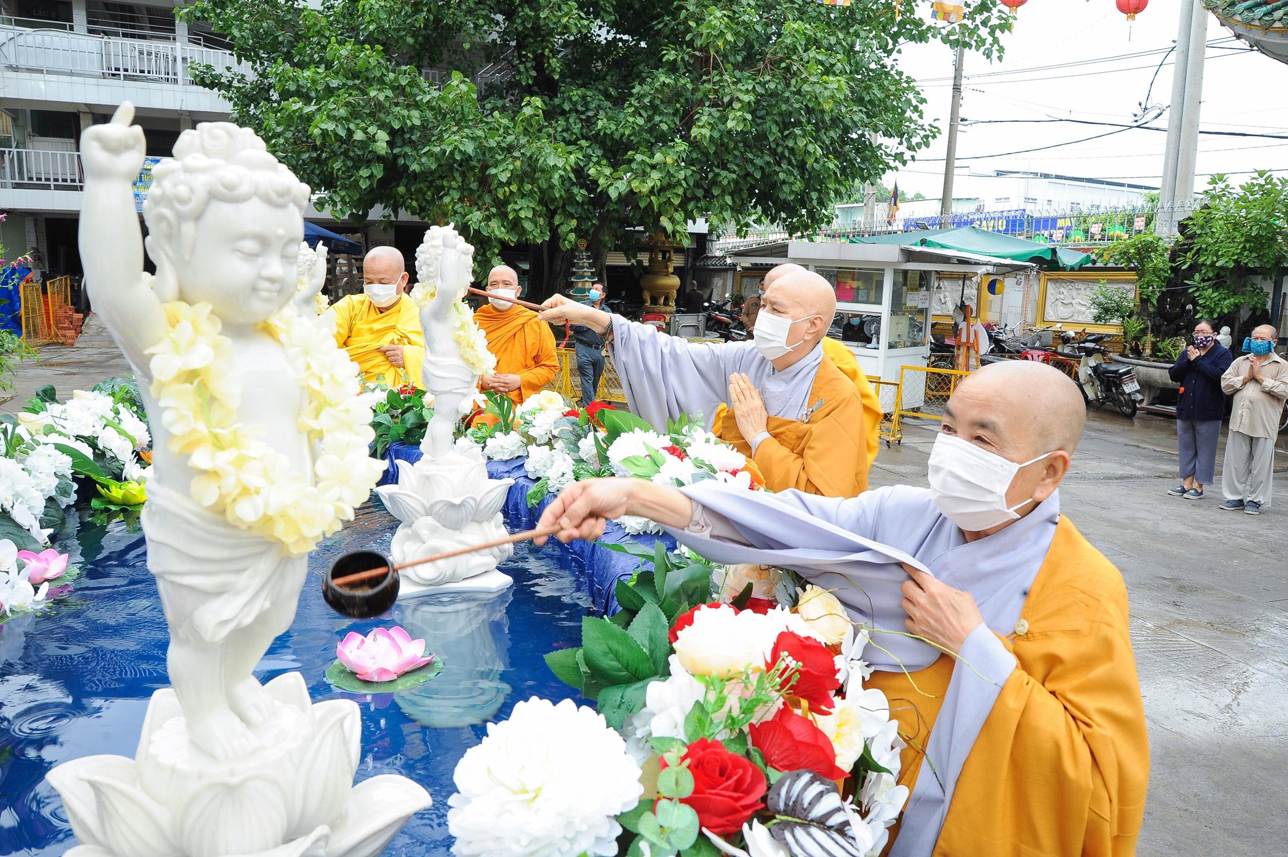 Chư tôn đức Ni tham dự thực hiện lễ Tắm Phật Chư tôn đức Ni tham dự thực hiện lễ Tắm Phật