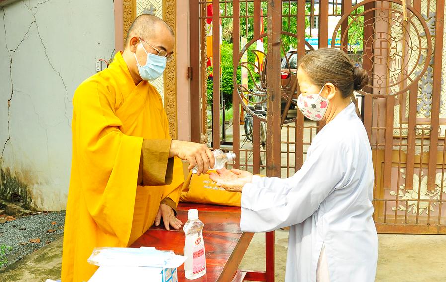 Phật tử đến dự lễ phải đo thân nhiệt, rửa tay sát khuẩn Phật tử đến dự lễ phải đo thân nhiệt, rửa tay sát khuẩn