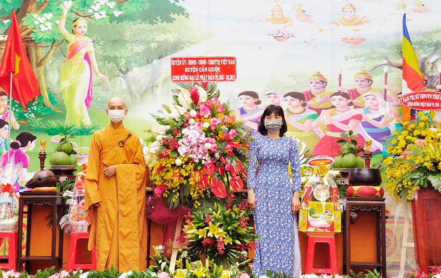 Đại diện Huyện ủy tặng lẵng hoa chúc mừng Đại lễ Phật đản Đại diện Huyện ủy tặng lẵng hoa chúc mừng Đại lễ Phật đản