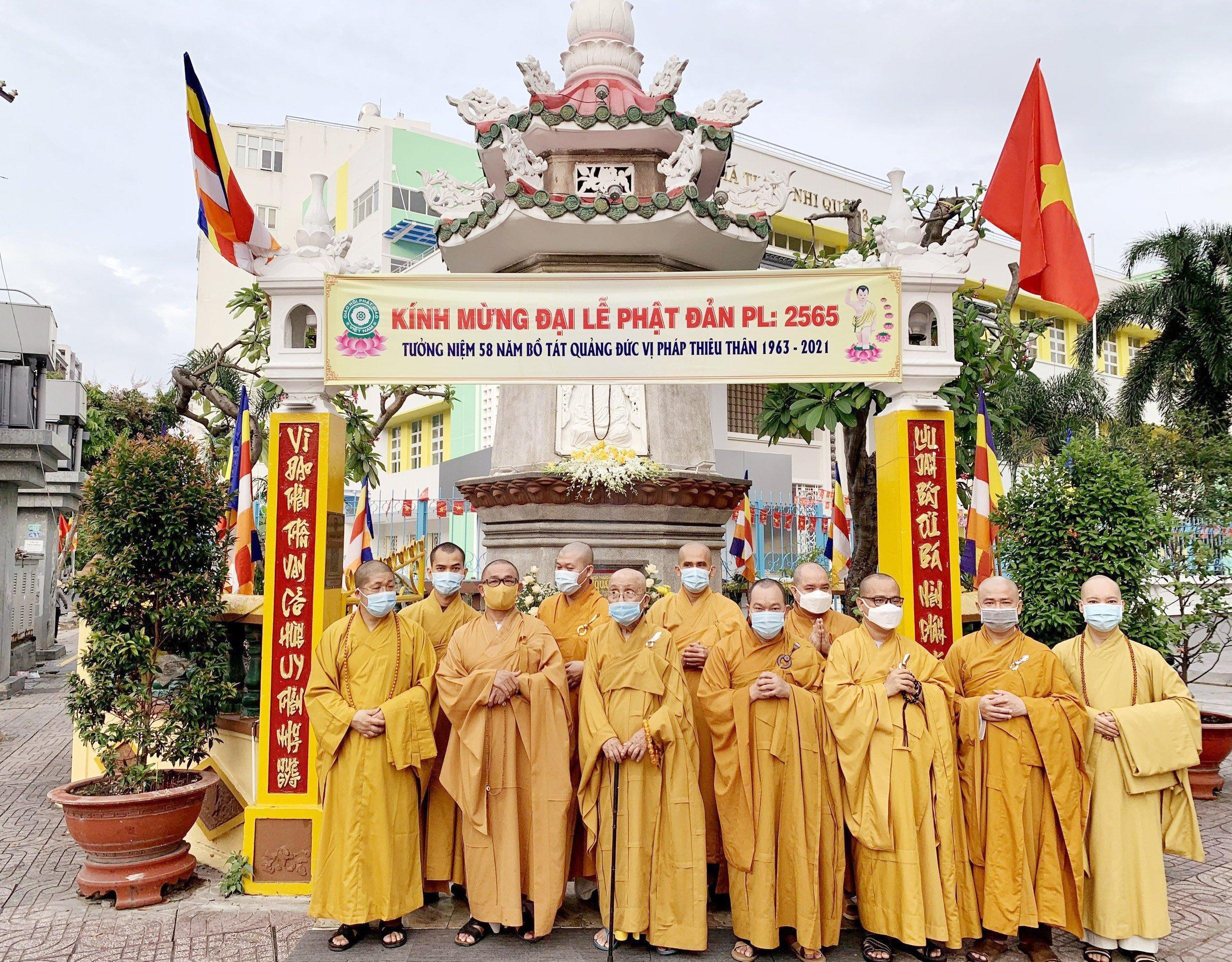 Thường trực Ban Trị sự GHPGVN quận 3 trước tháp lưu niệm tự thiêu của Bồ-tát Thích Quảng Đức Thường trực Ban Trị sự GHPGVN quận 3 trước tháp lưu niệm tự thiêu của Bồ-tát Thích Quảng Đức