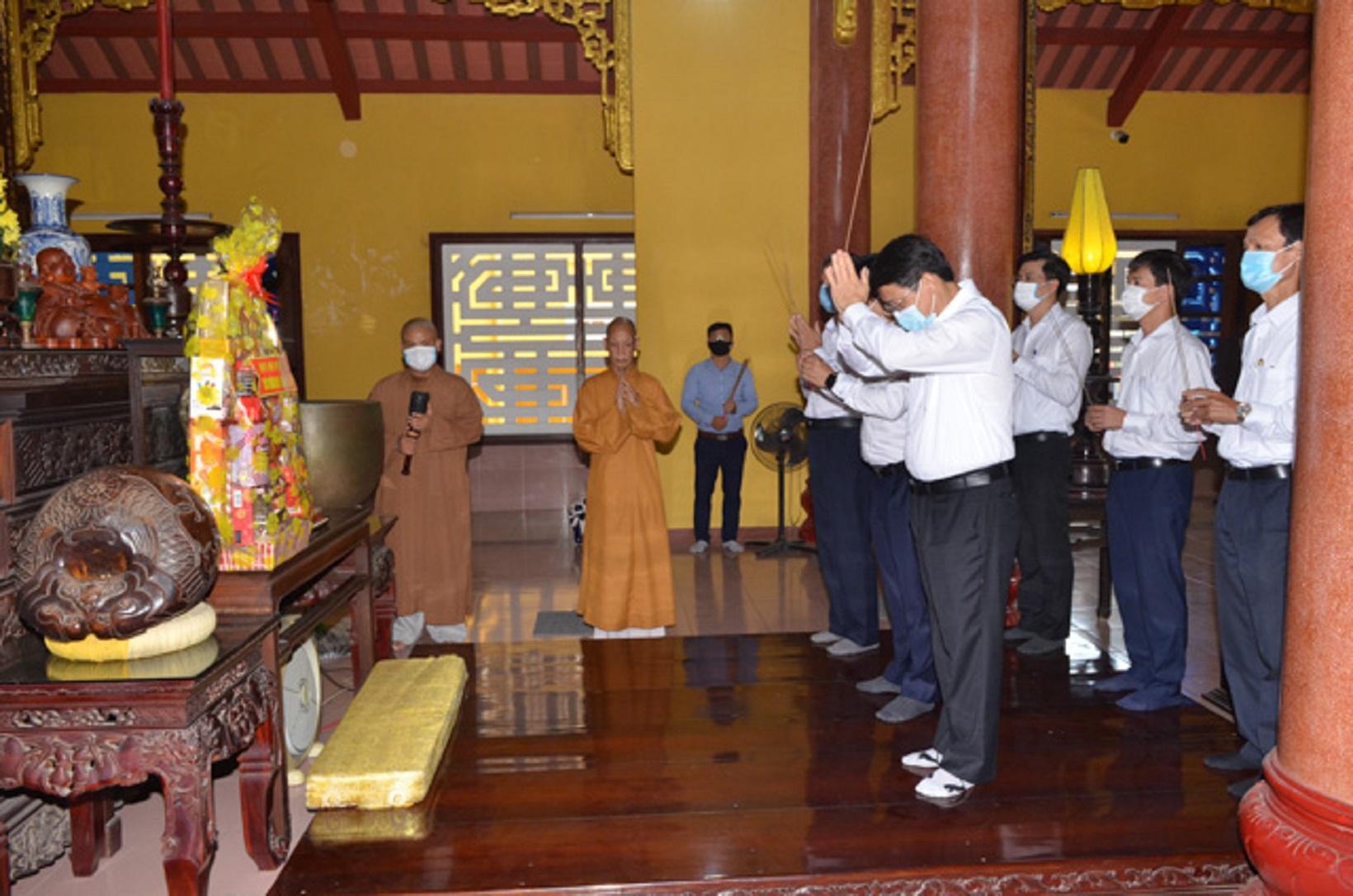 Ông Lương Nguyễn Minh Triết dâng hương Phật điện Ông Lương Nguyễn Minh Triết dâng hương Phật điện