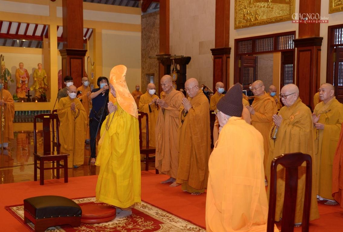 Chư tôn giáo phẩm đảnh lễ Tam bảo