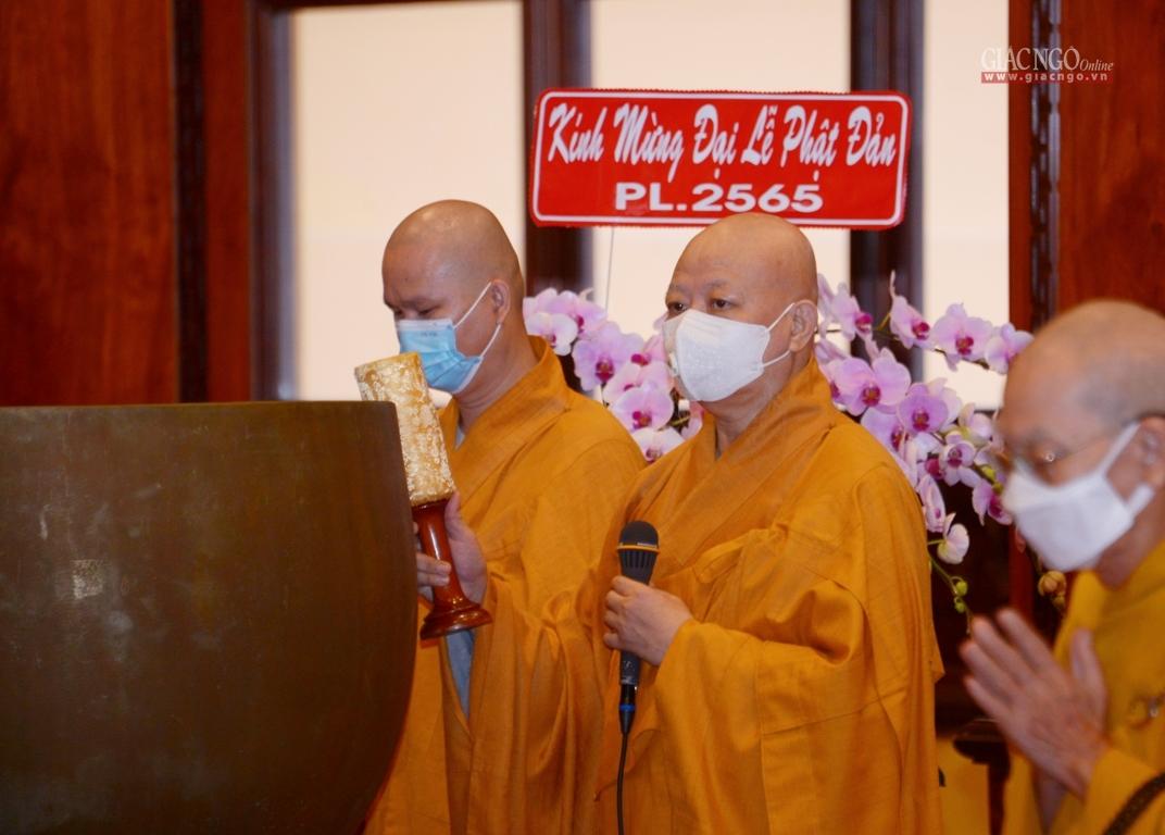 Hòa thượng Thích Lệ Trang dẫn lễ cúng dường