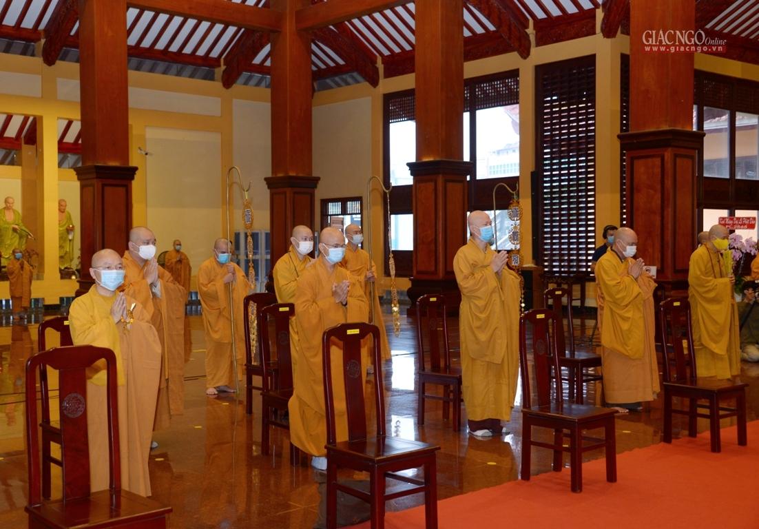 Trong ngày trăng tròn tháng Tư kỷ niệm Đức Thế Tôn đản sinh