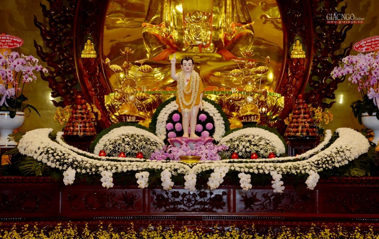 Tôn tượng Đức Phật sơ sinh tại chánh điện Việt Nam Quốc Tự