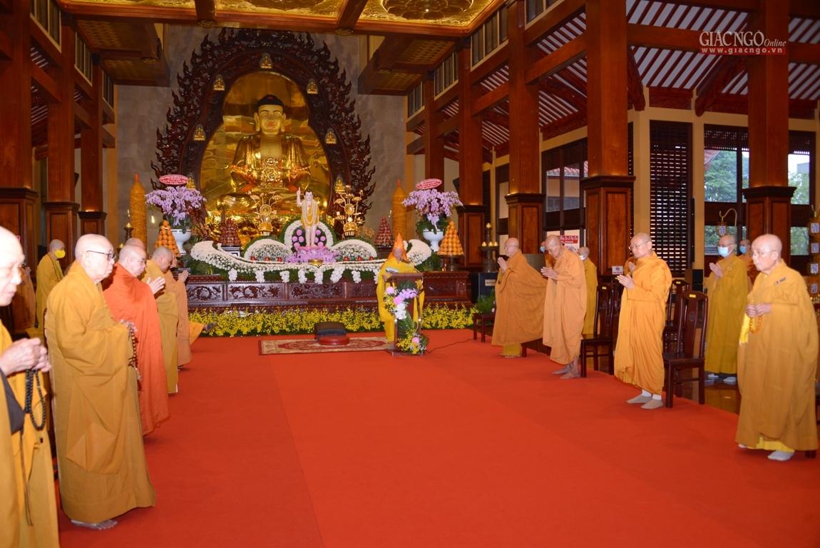 Dưới kim thân tôn tượng Đức Bổn Sư tại đại hùng bảo điện Việt Nam Quốc Tự, Trưởng lão Hòa thượng Thích Trí Quảng tuyên đọc Thông điệp Phật đản Phật lịch 2565