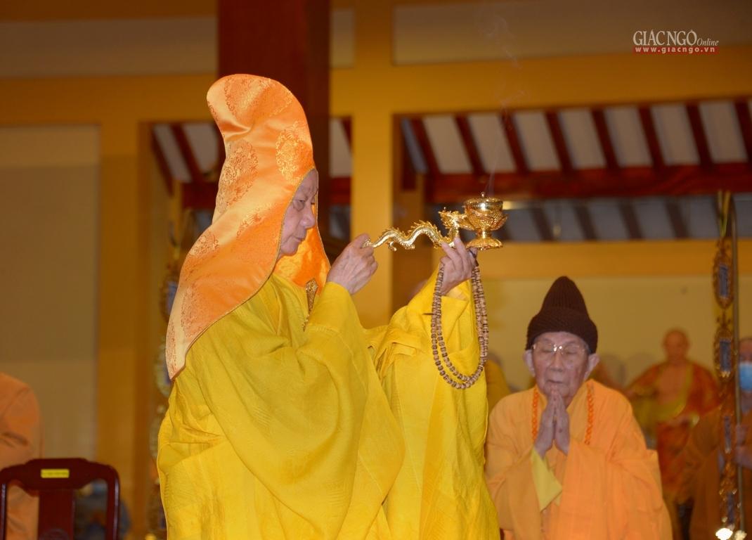 Trưởng lão Hòa thượng Thích Trí Quảng cử hương cúng dường