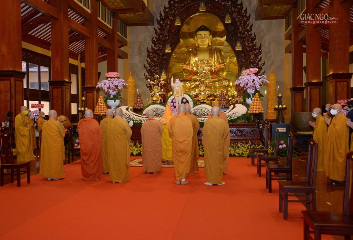 Tại chánh điện Việt Nam Quốc Tự