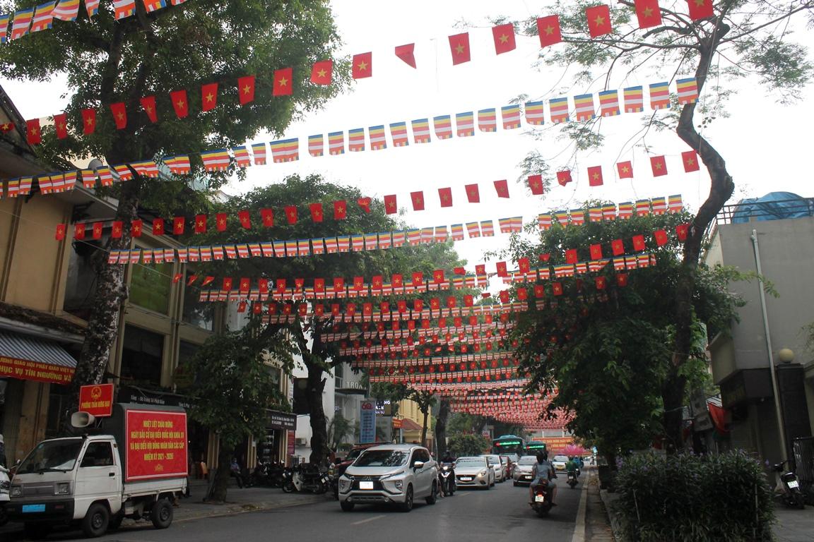 Đường phố Thủ đô Hà Nộ ngày Rằm tháng Tư với không khí Kính mừng Phật đản Đường phố Thủ đô Hà Nộ ngày Rằm tháng Tư với không khí Kính mừng Phật đản