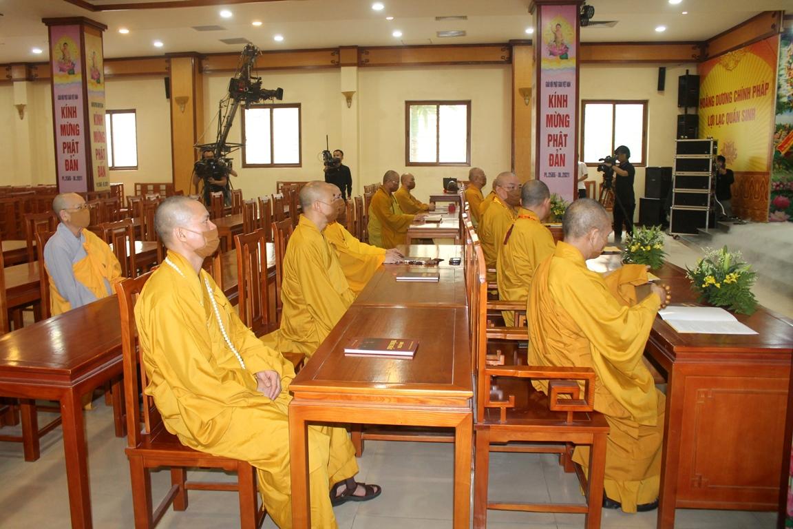 Chư tôn đức tham dự Đại lễ Phật đản hạn chế số lượng người tham dự tại chùa Quán Sứ Chư tôn đức tham dự Đại lễ Phật đản hạn chế số lượng người tham dự tại chùa Quán Sứ