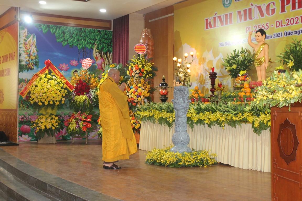 Hòa thượng Thích Gia Quang đảnh lễ Tam bảo Hòa thượng Thích Gia Quang đảnh lễ Tam bảo