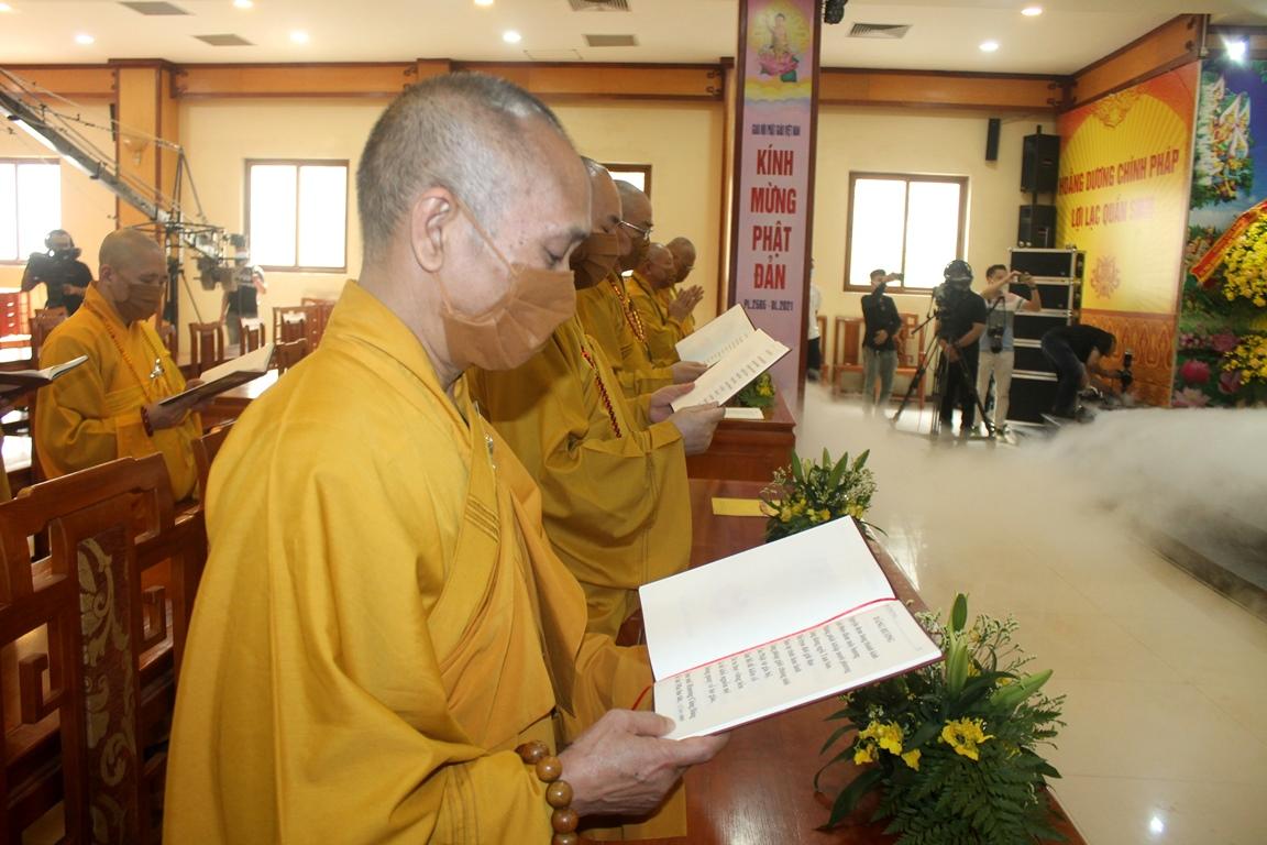 Chư tôn đức đồng tụng sám Khánh đản cúng dường trong sáng Kỷ niệm Đức Thế Tôn đản sinh Chư tôn đức đồng tụng sám Khánh đản cúng dường trong sáng Kỷ niệm Đức Thế Tôn đản sinh