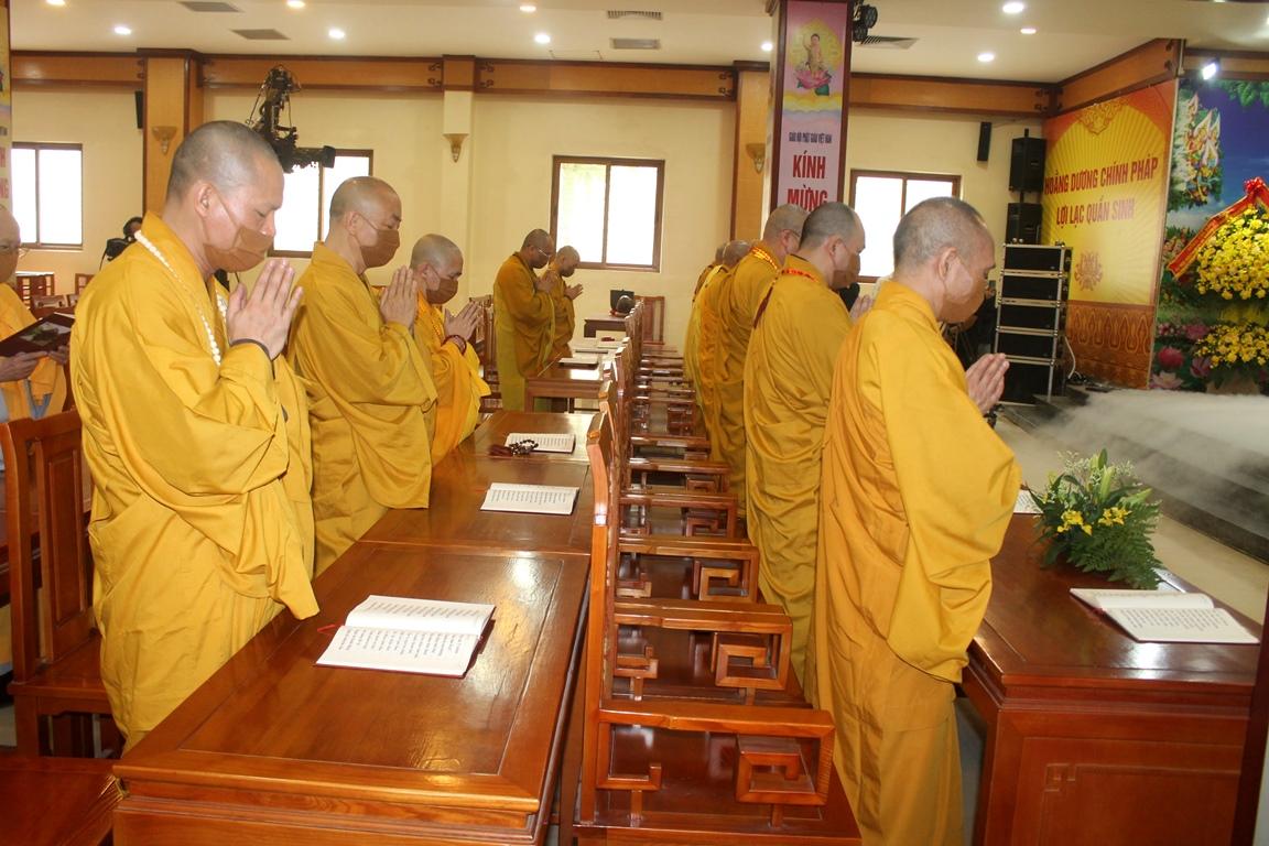 Chư tôn đức Hội đồng Trị sự GHPGVN thực hiện nghi thức rước lễ Đản sinh Chư tôn đức Hội đồng Trị sự GHPGVN thực hiện nghi thức rước lễ Đản sinh