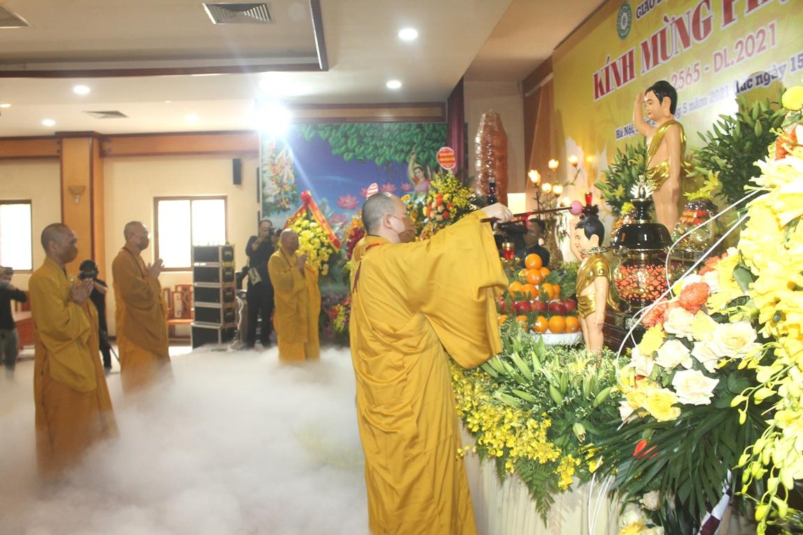Thượng tọa Thích Đức Thiện cùng chư tôn đức thực hiện nghi thức Tắm Phật, Đại lễ Phật đản được truyền hình trực tuyến trên kênh An Viên và các trang mạng xã hội Thượng tọa Thích Đức Thiện cùng chư tôn đức thực hiện nghi thức Tắm Phật, Đại lễ Phật đản được truyền hình trực tuyến trên kênh An Viên và các trang mạng xã hội
