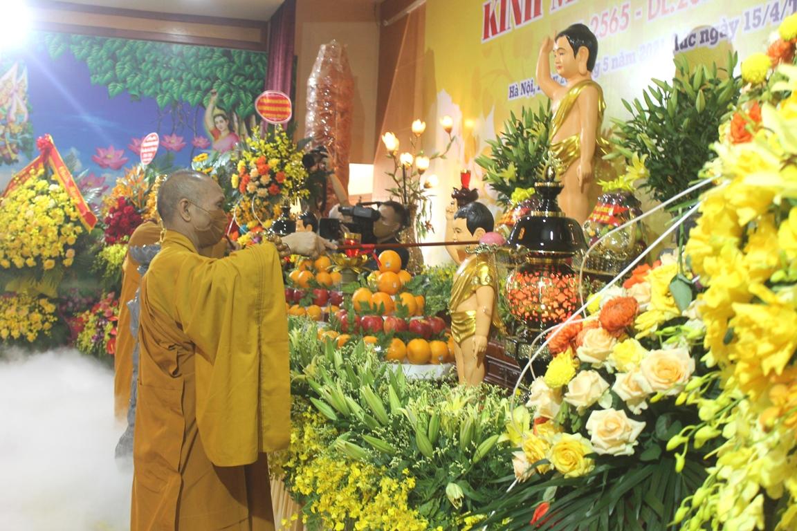 Hòa thượng Thích Thanh Điện thực hiện nghi thức Tắm Phật Hòa thượng Thích Thanh Điện thực hiện nghi thức Tắm Phật